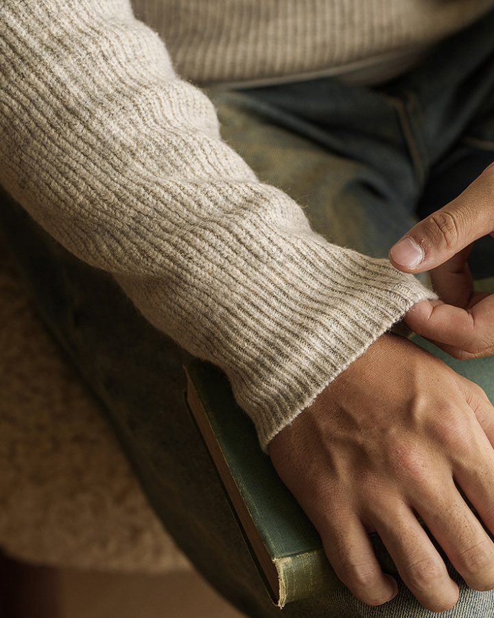 Maglione polo uomo beige in maglia fine, ideale per comfort avvolgente ed eleganza casual nella stagione fredda.