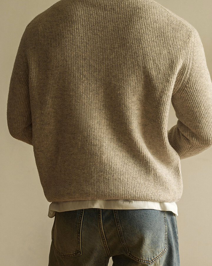 Classico maglione polo uomo beige per abbigliamento maschile autunno inverno. Vestibilità regolare, look elegante casual.