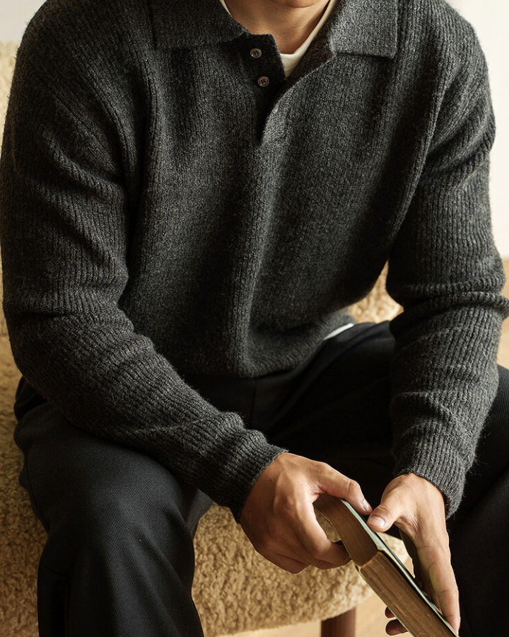 Maglia polo uomo a coste, grigio scuro. Versatile per look elegante o casual, perfetta per l'uomo moderno.