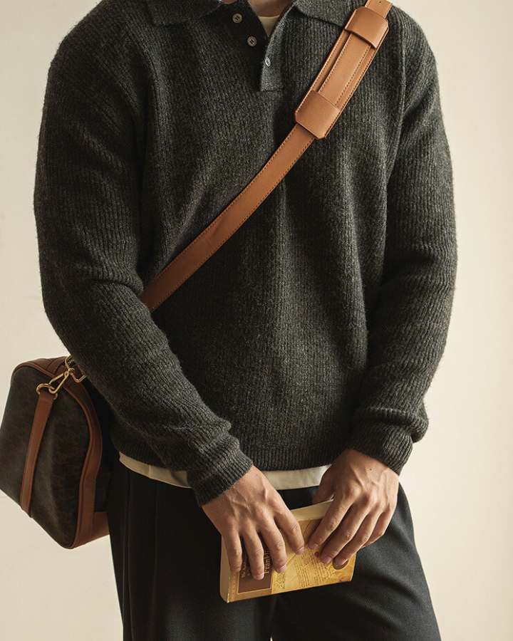 Maglione uomo caldo a coste, grigio scuro. Polo con comfort avvolgente, ideale per l'abbigliamento autunnale.