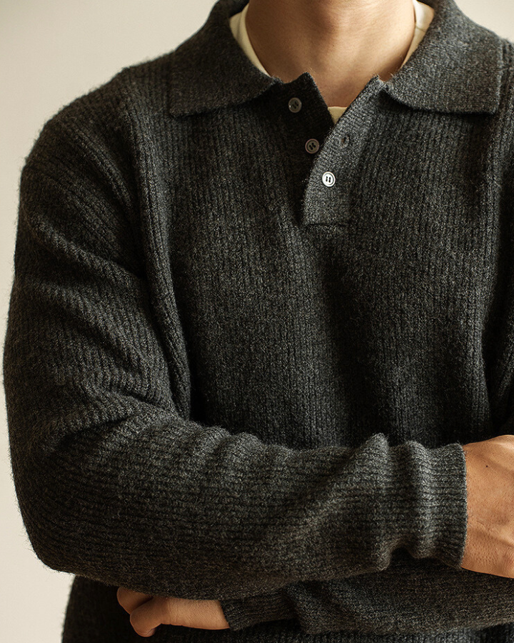 Polo maglione uomo a coste, grigio scuro. Design elegante e comfort per un look maschile raffinato.