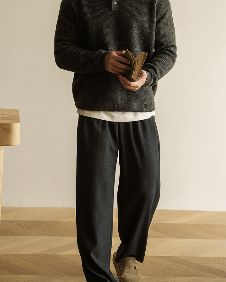 Maglia uomo a coste grigio scuro, stile polo. Ideale per look casual ed elegante, comfort quotidiano in inverno.