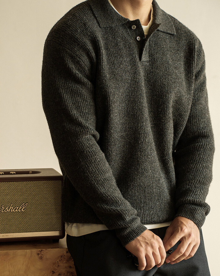 Maglione polo uomo a coste grigio scuro, stile raffinato per autunno inverno. Comfort avvolgente, moda maschile.