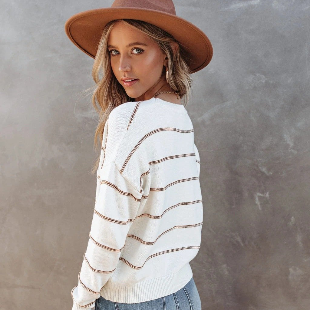 Maglione donna a righe sottili, top elegante per abbigliamento femminile. Comfort e stile per ogni occasione.