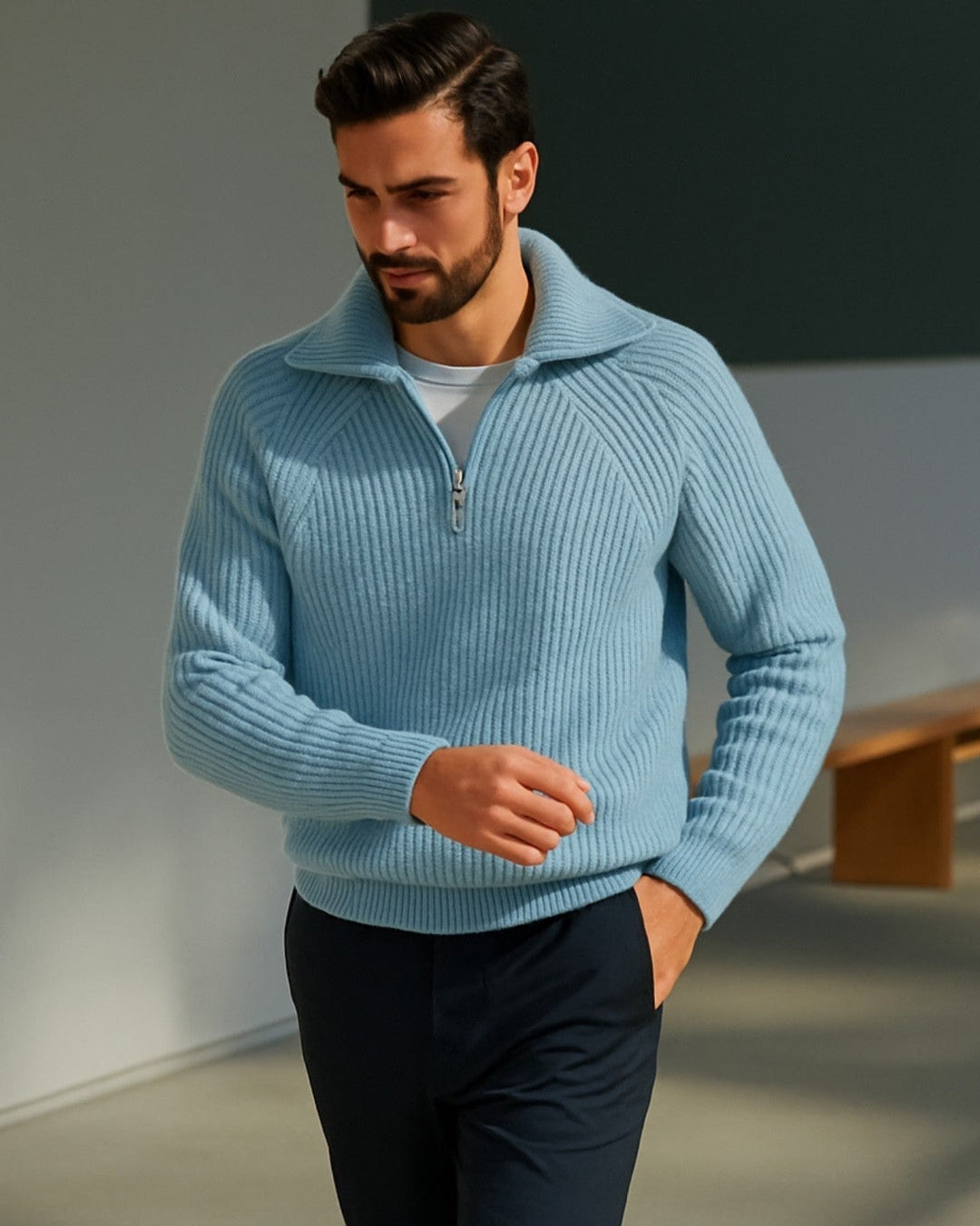 Maglione uomo con mezza zip, colletto ampio e design moderno. Ideale per la moda invernale elegante e confortevole.