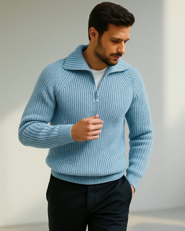 Maglione uomo mezza zip, colletto ampio e dettagli a coste. Abbigliamento maschile essenziale per l'inverno.