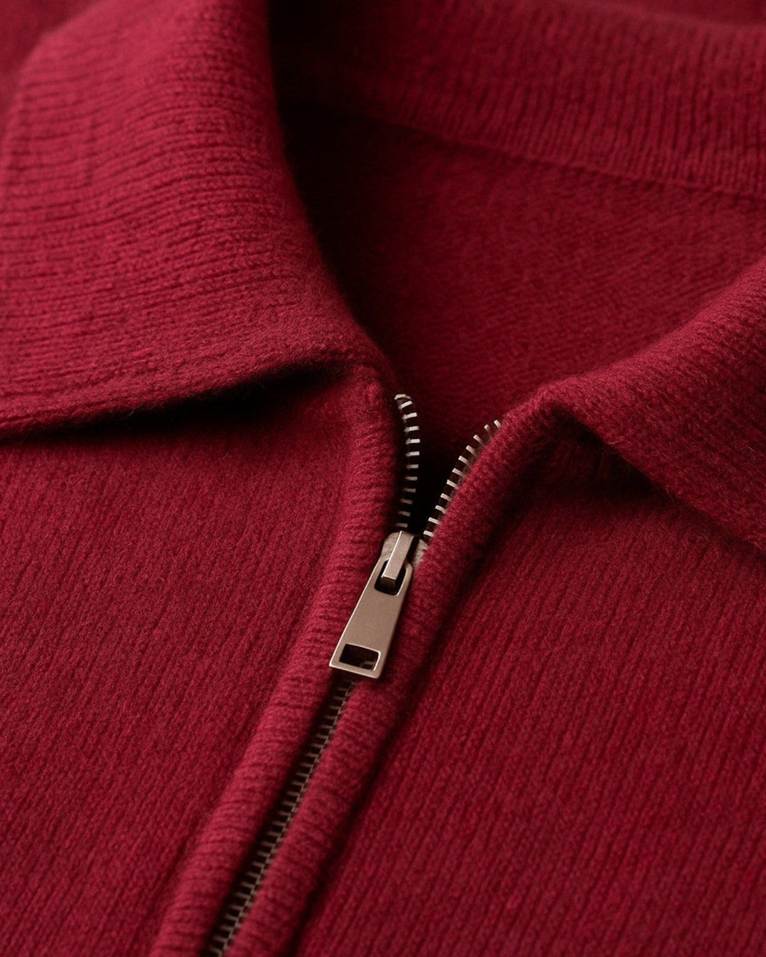 Maglione uomo autunno inverno con zip, capo essenziale per comfort ed eleganza nella moda maschile.