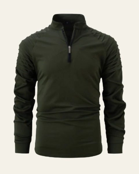 Uomo indossa maglione collo alto e mezza zip, perfetto per un outfit invernale comodo e di classe.