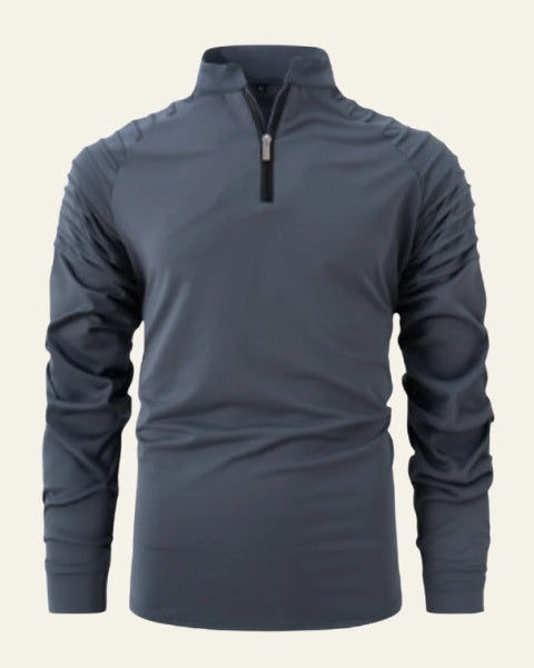 Dettaglio della mezza zip e del collo alto di questo maglione uomo, essenziale per la stagione fredda.
