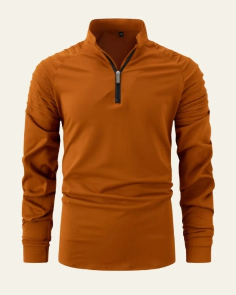 Modello mostra maglione uomo con collo alto e mezza zip, un classico per il guardaroba maschile.