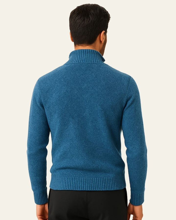 Uomo indossa maglione a collo alto con mezza zip, stile maschile moderno e comfort per la stagione fredda.