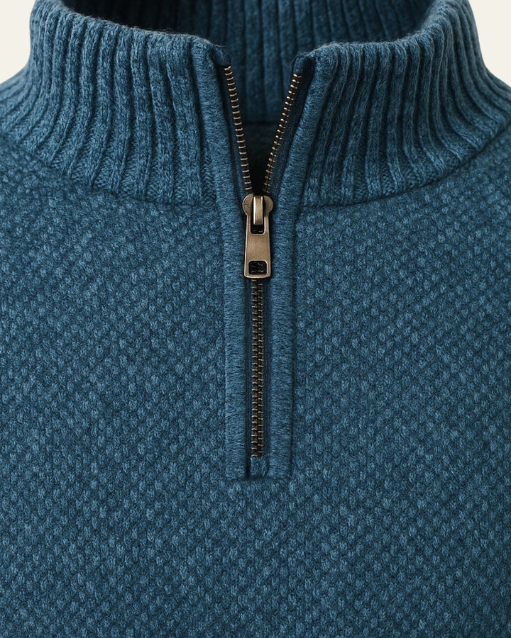 Maglione uomo invernale, collo alto e mezza zip, combina calore e stile raffinato per la moda maschile.