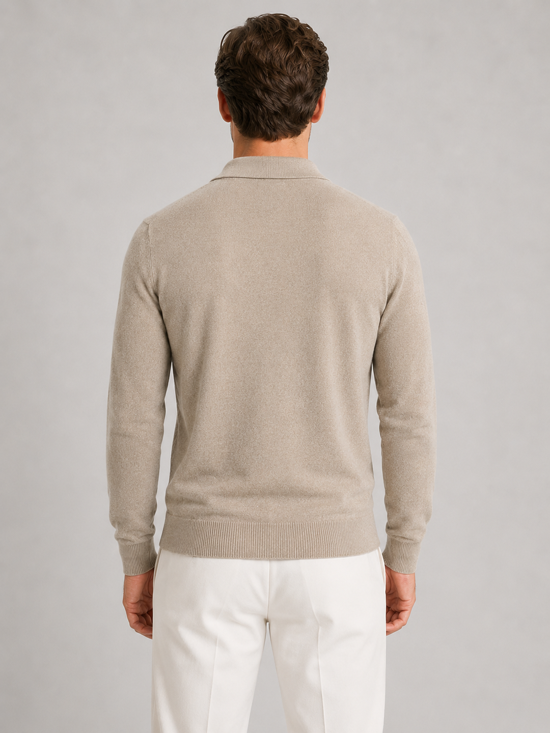 Maglione uomo casual con collo polo e mezza zip, perfetto per outfit autunnali e invernali versatili.