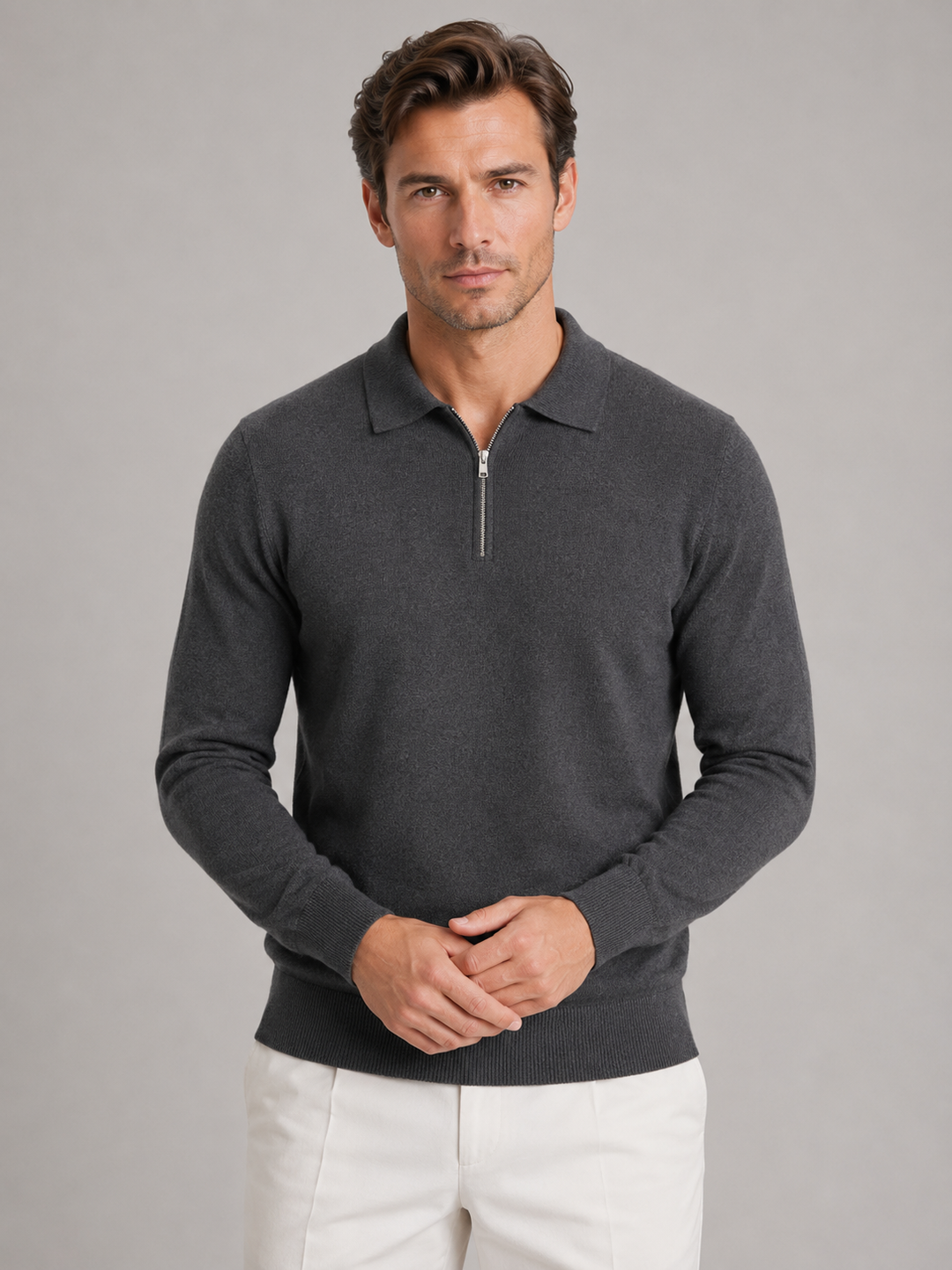 Maglione invernale uomo a collo polo con mezza zip, perfetto per outfit autunnali eleganti e casual.