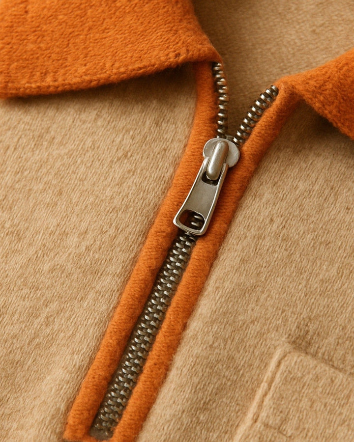 Comodo maglione uomo stile polo con zip e taschino, capo autunnale/invernale per un look sofisticato.