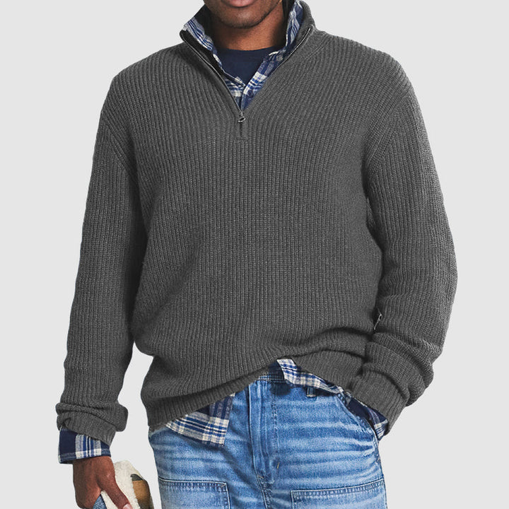 Maglione uomo blu scuro collo alto con zip, ideale per l'inverno. Caldo, versatile e di stile casual maschile.