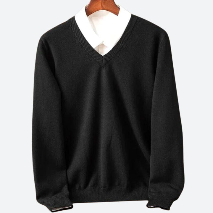 Primo piano di un maglione uomo scollo a V, che mostra la trama. Un capo casual elegante per l'abbigliamento maschile.