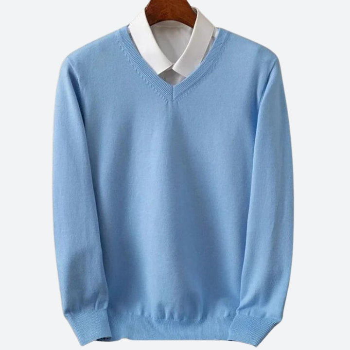 Uomo che indossa un maglione scollo a V, evidenziando comfort e stile. Maglioni caldi per l'autunno inverno.