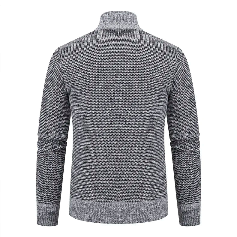 Maglione uomo ibrido nero con collo alto e zip, perfetto per un outfit autunno inverno sia casual che elegante.