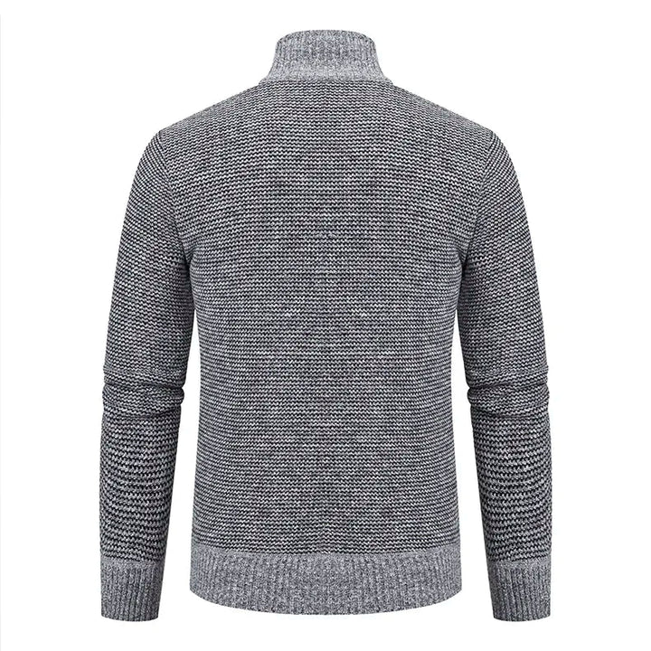 Maglione uomo ibrido nero con collo alto e zip, perfetto per un outfit autunno inverno sia casual che elegante.