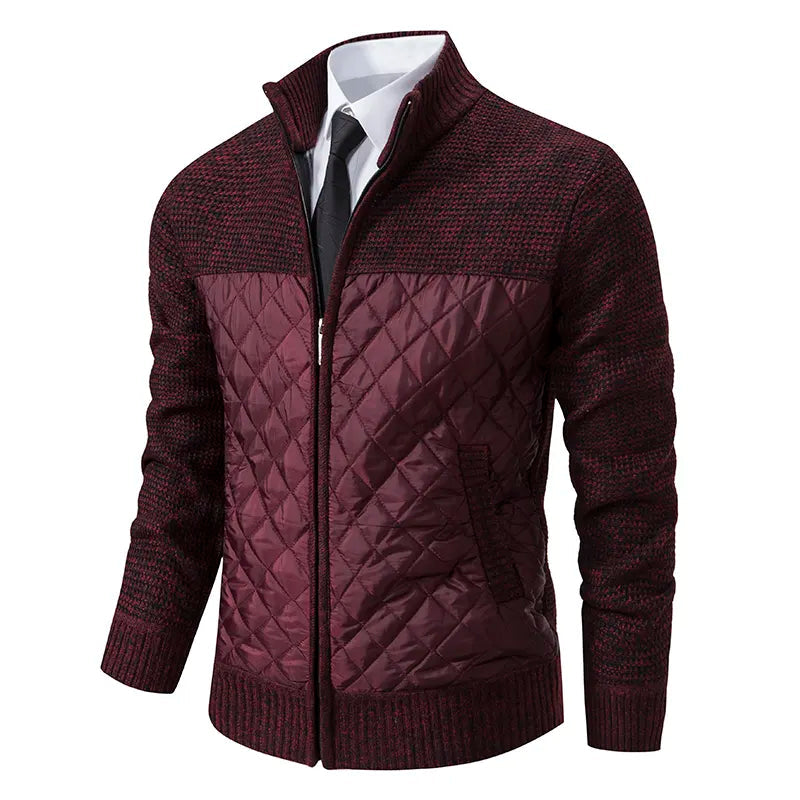 Maglione uomo ibrido blu notte con collo alto e zip, un capo essenziale per la moda maschile autunno inverno.