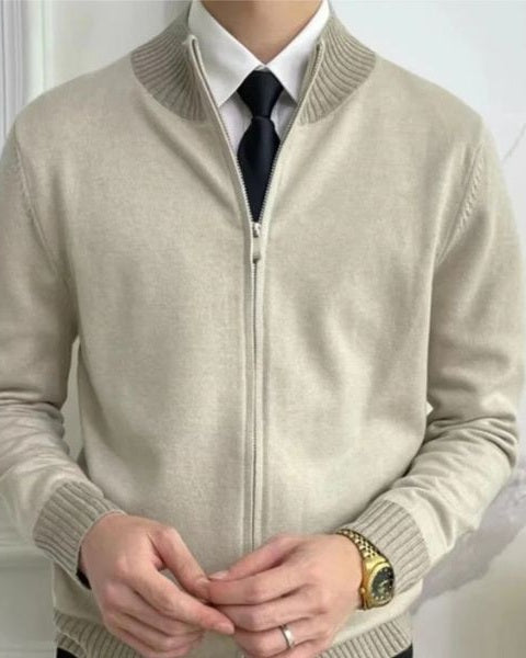 Maglione uomo a collo alto con zip intera, un capo essenziale per l'eleganza maschile casual.