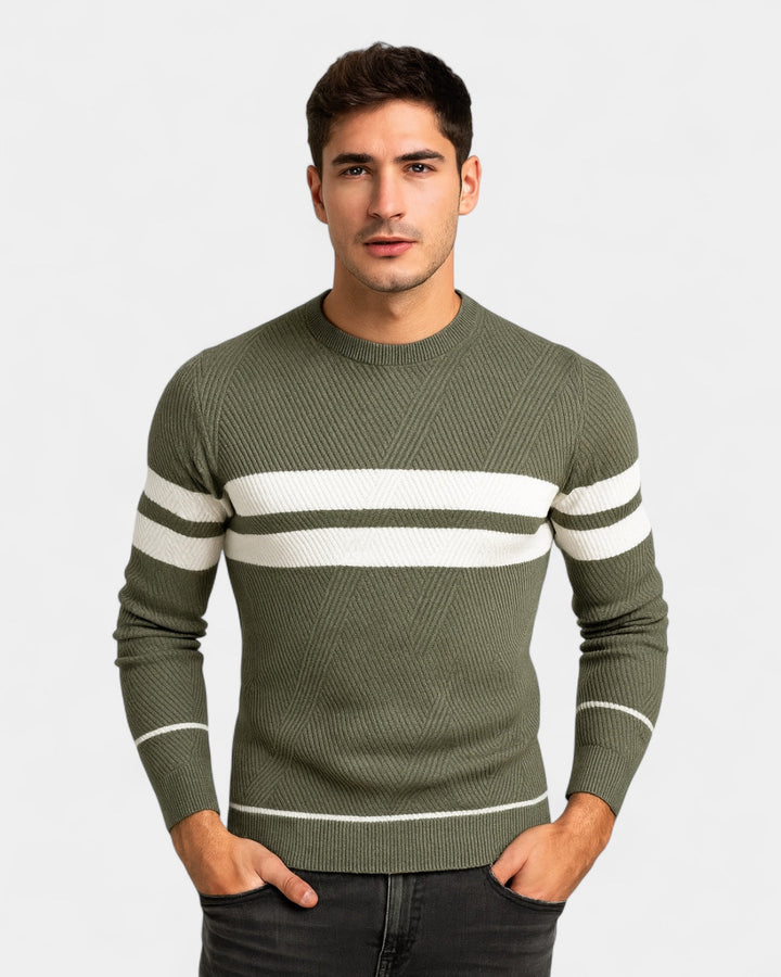 Moda uomo autunno inverno: maglione girocollo con righe a contrasto, un capo essenziale e stiloso.