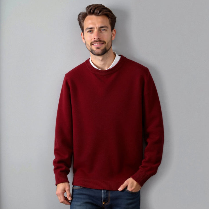 Primo piano su maglione uomo girocollo, evidenzia morbidezza e qualità. Un capo classico versatile e caldo.