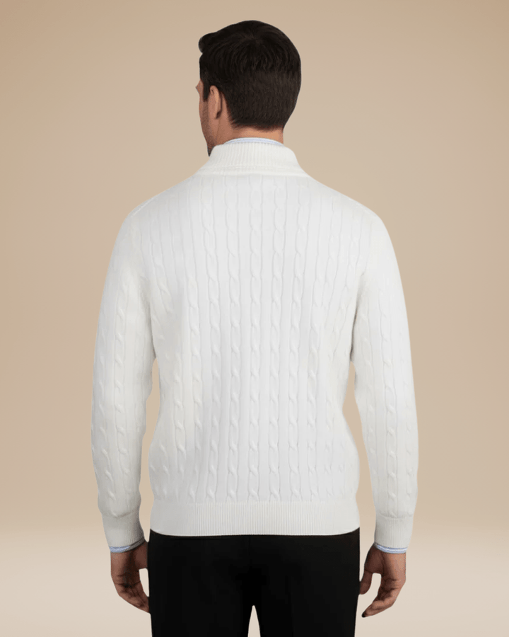 Dettaglio maglione uomo a trecce in lana, con mezza zip frontale, ideale per stile versatile e comfort casual.
