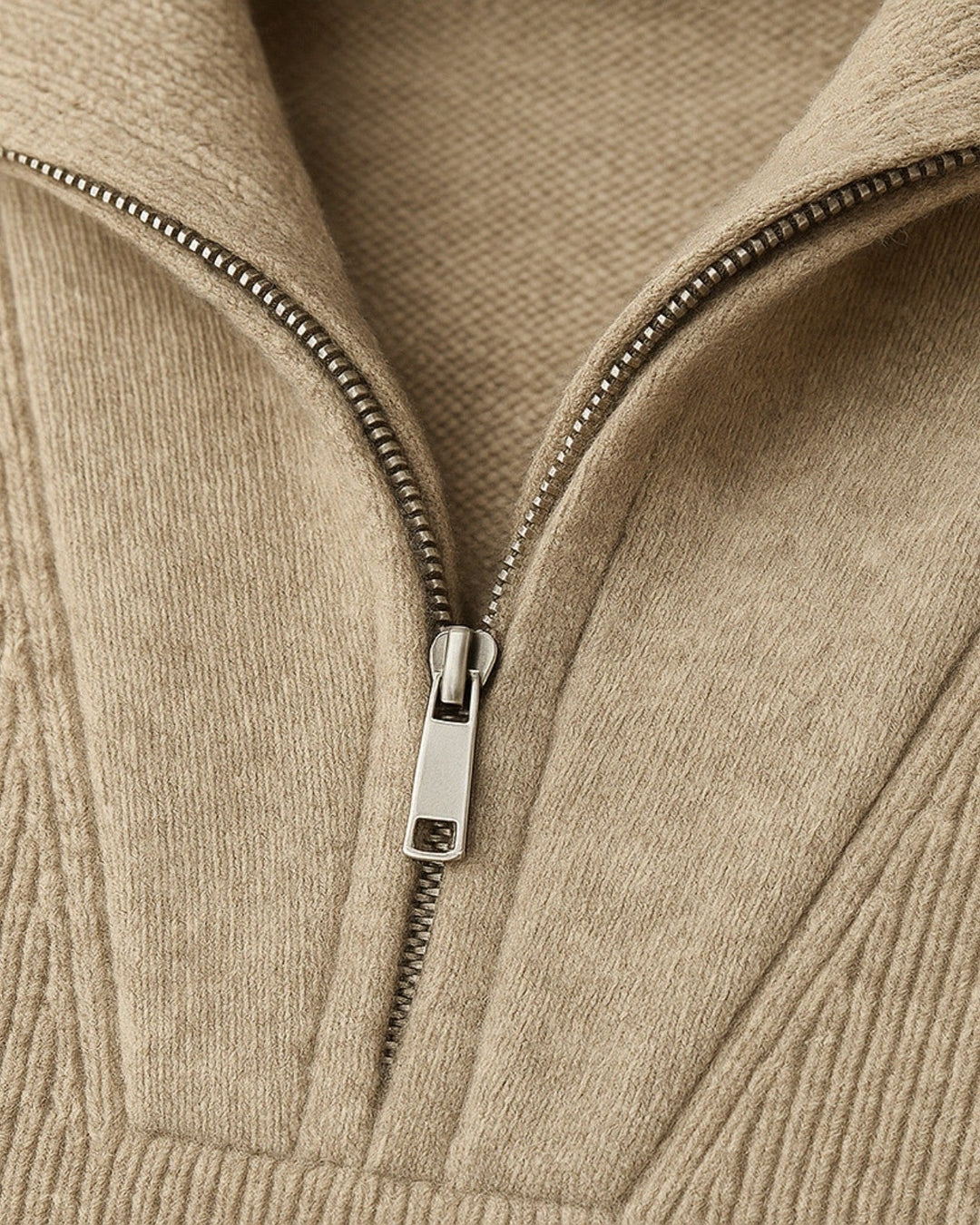 Maglione uomo casual mezza zip e collo alto, capo essenziale di maglieria per l'eleganza quotidiana in inverno.
