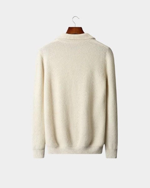 Maglione uomo invernale con design a coste e mezza zip. Un capo essenziale per la moda maschile.