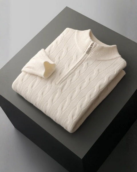 Dettaglio maglione uomo a trecce. Texture ricca, mezza zip. Perfetto per un look invernale sofisticato.