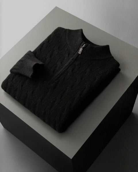 Maglione invernale uomo morbido a trecce con mezza zip. Comfort e un tocco di classe per ogni occasione.