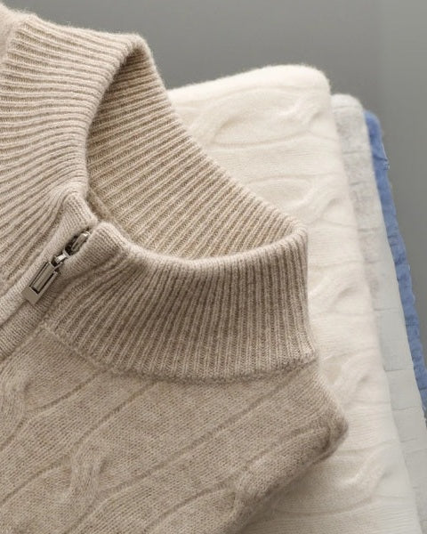Abbigliamento invernale: maglione a trecce da uomo con pratica mezza zip. Caldo, stile senza tempo.