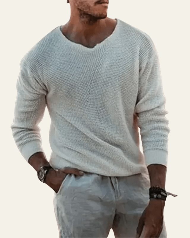 Maglione uomo grigio con scollo a V e trama waffle, un capo essenziale per l'autunno inverno. Stile e calore.