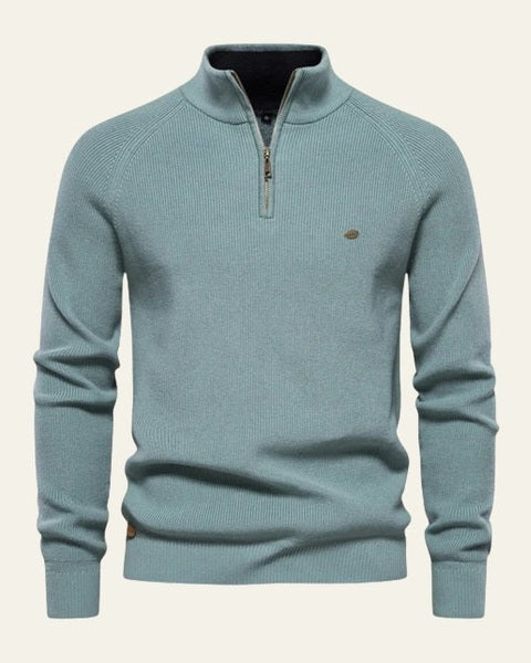 Dettaglio zip pratica su maglione uomo a collo alto avvolgente, perfetto per l'abbigliamento maschile invernale.