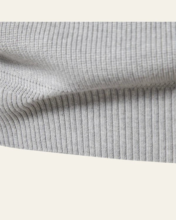 Maglione uomo, maglia zip con collo alto, essenziale per un look maschile caldo e alla moda.
