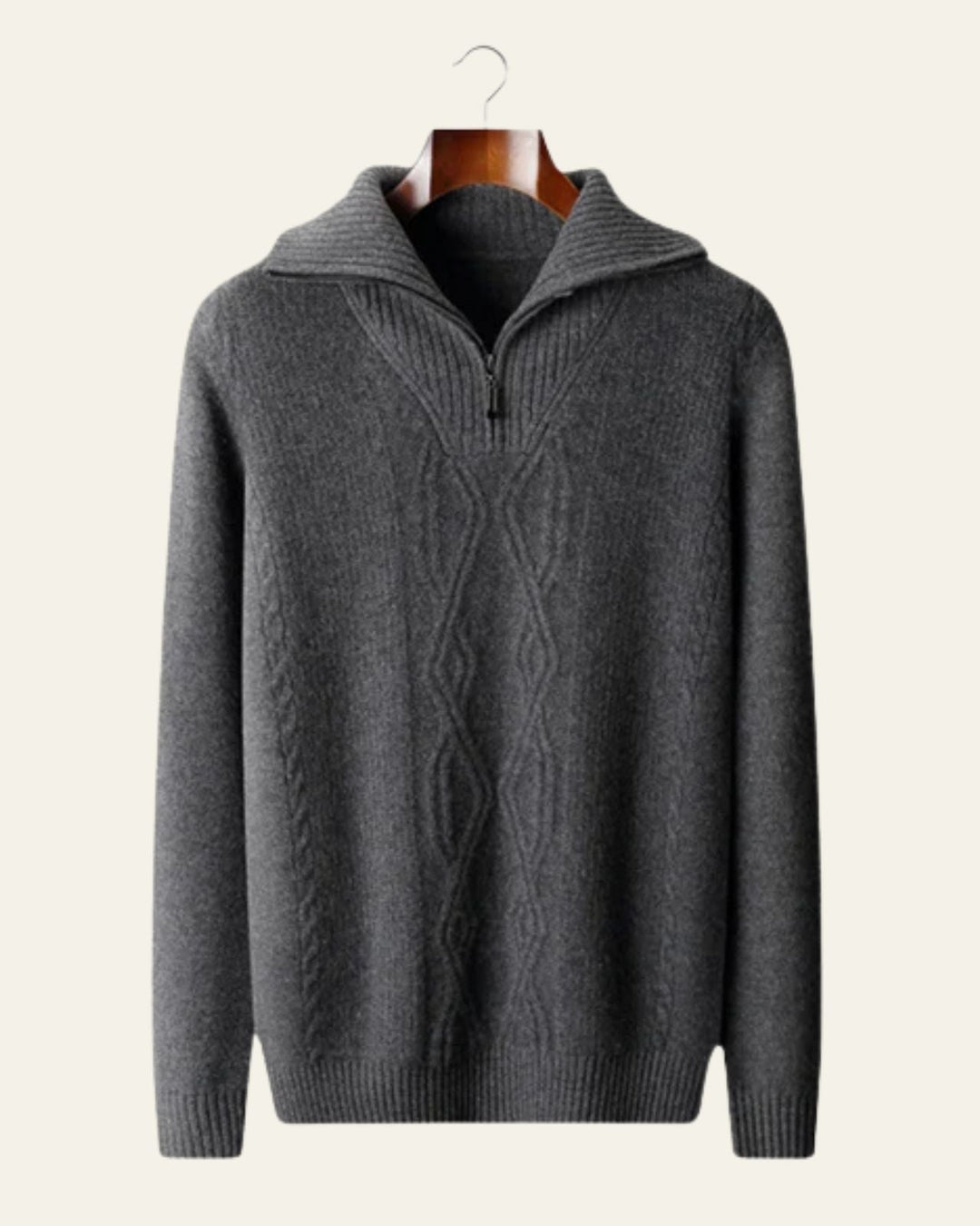 Maglione uomo con pratica mezza zip e lavorazione a trecce. Un capo versatile ed elegante per l'uomo moderno.