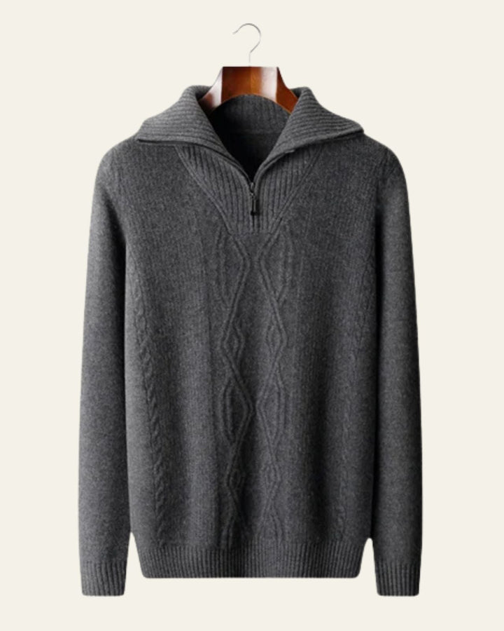 Maglione uomo con pratica mezza zip e lavorazione a trecce. Un capo versatile ed elegante per l'uomo moderno.