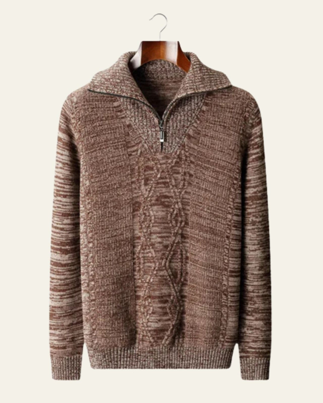 Dettaglio del collo a zip e delle trecce su maglione uomo elegante. Un tocco di comfort e stile per ogni outfit.