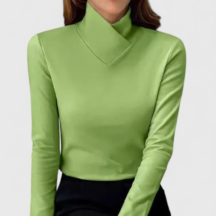 Maglione donna aderente con collo alto asimmetrico. Disponibile in bianco, verde e marrone. Stile versatile.