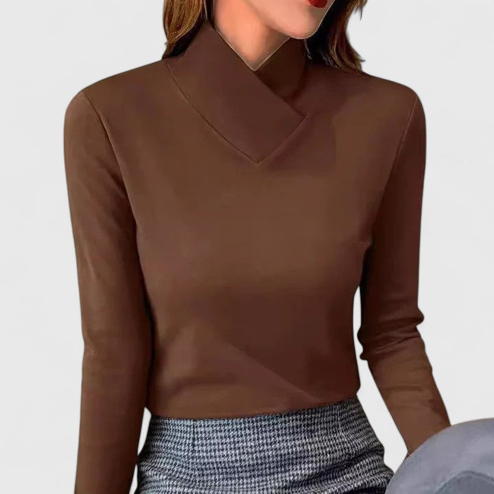 Maglieria femminile a collo alto con design asimmetrico unico. Maglione donna aderente, ideale per l'inverno.