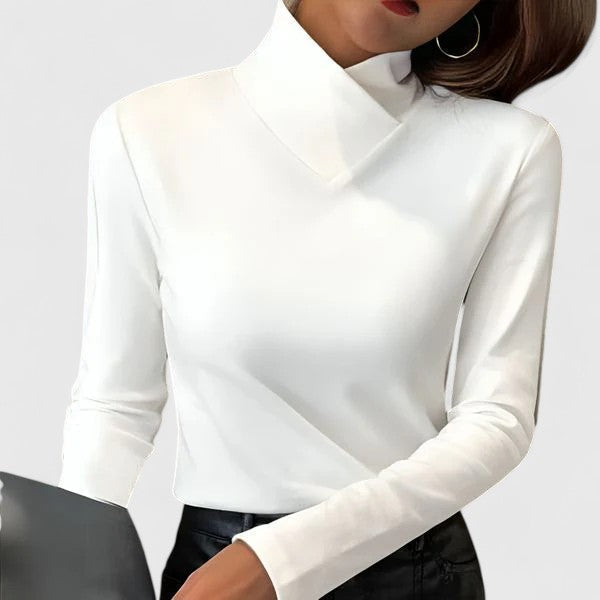 Maglione donna elegante a collo alto asimmetrico. Vestibilità aderente, perfetto per moda autunnale e invernale.