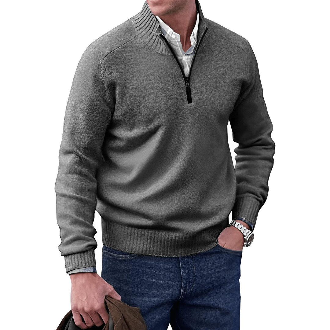 Maglione uomo con design a collo alto e mezza zip, un must-have per la moda maschile.