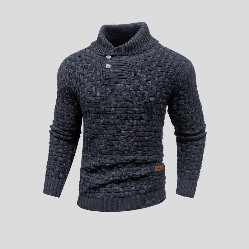 Uomo indossa maglione collo alto intrecciato, mostra il comfort e l'eleganza del capo invernale.