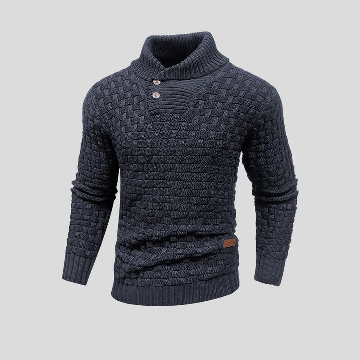 Uomo indossa maglione collo alto intrecciato, mostra il comfort e l'eleganza del capo invernale.