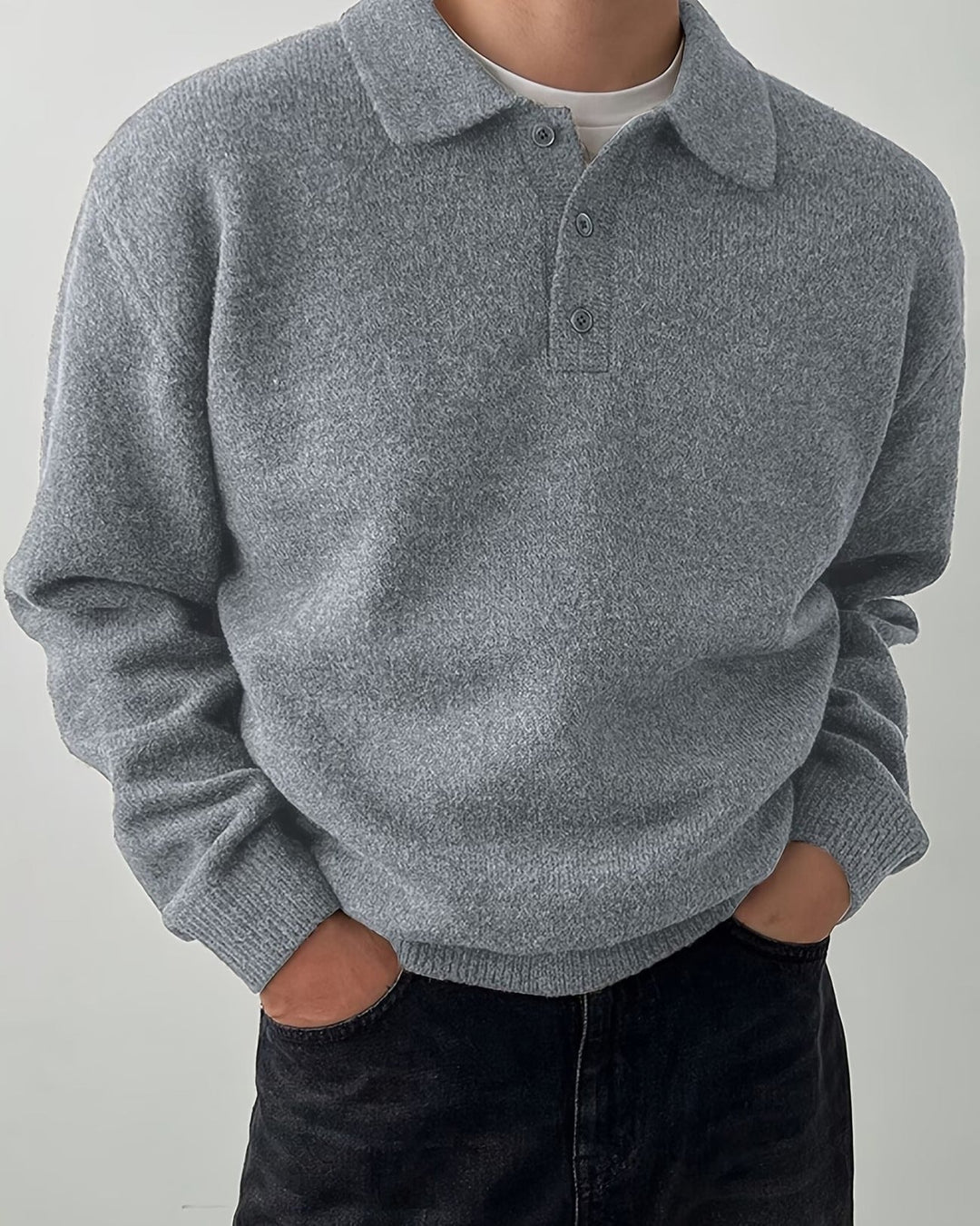 Maglione uomo ampio e confortevole, essenziale per un outfit autunnale casual-elegante e moderno.