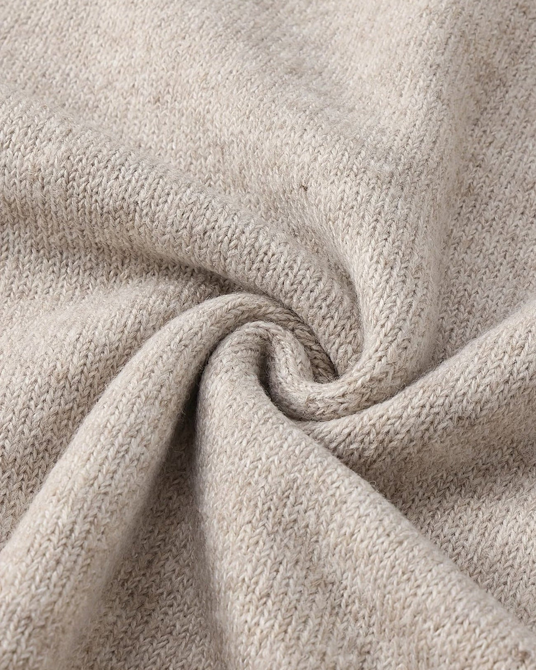 Maglione uomo ampio con dettagli bottoni, ideale per un comfort autunnale casual-elegante.
