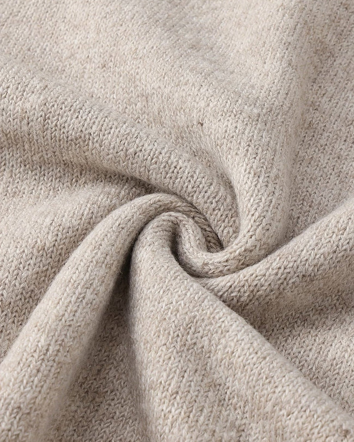Maglione uomo ampio con dettagli bottoni, ideale per un comfort autunnale casual-elegante.