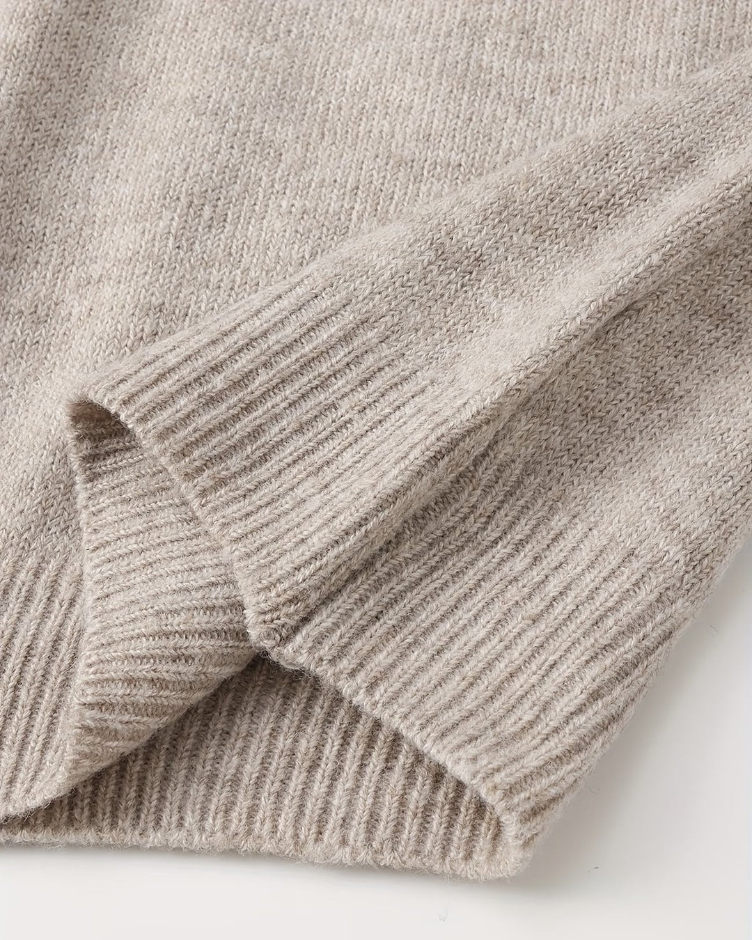 Maglione uomo ampio, colore neutro. Per un outfit autunnale casual ed elegante.